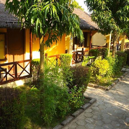 Hotel Mr. B's Place Bardiya Exterior foto